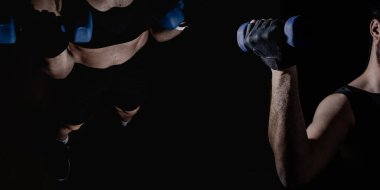Genç kadın ve erkek halterlerle kas ve güç egzersizleri yapıyor. Yüksek yoğunluklu fitness. Uzayı kopyala Seçici odak.