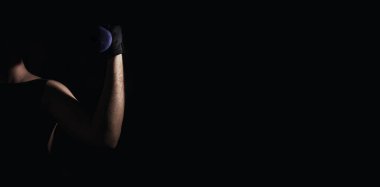 Genç adam dambıllarla kas ve güç egzersizleri yapıyor. Yüksek yoğunluklu fitness. Uzayı kopyala Seçici odak.