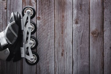 Ahşap arka planda dahili patenler. Patenci. Uzayı kopyala Seçici odak.