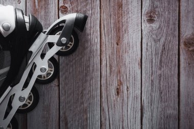 Ahşap arka planda dahili patenler. Patenci. Uzayı kopyala Seçici odak.