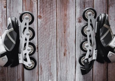 Ahşap arka planda dahili patenler. Patenci. Uzayı kopyala Seçici odak.