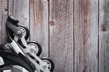 Ahşap arka planda dahili patenler. Patenci. Uzayı kopyala Seçici odak.