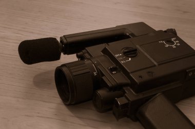 Ahşap arka planda 8mm 'lik klasik bir kamera. Uzayı kopyala Seçici odak.