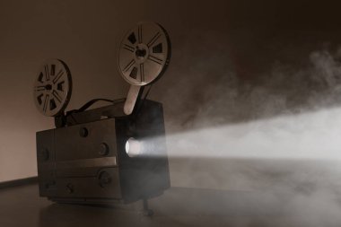 Film makaraları ve film çerçeveleriyle eski 8mm 'lik projektör. Uzayı kopyala Seçici odak.