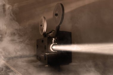 Film makaraları ve film çerçeveleriyle eski 8mm 'lik projektör. Uzayı kopyala Seçici odak.