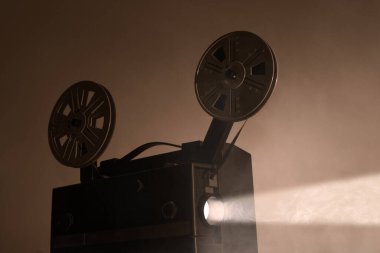 Film makaraları ve film çerçeveleriyle eski 8mm 'lik projektör. Uzayı kopyala Seçici odak.