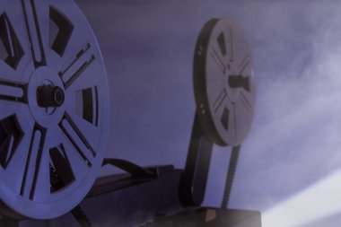 Film makaraları ve film çerçeveleriyle eski 8mm 'lik projektör. Uzayı kopyala Seçici odak.