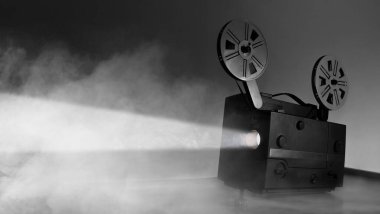 Film makaraları ve film çerçeveleriyle eski 8mm 'lik projektör. Uzayı kopyala Seçici odak.