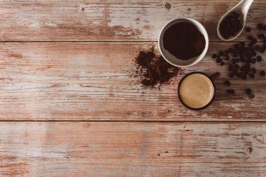 Kahveli kahve fincanı ve eski ahşap yüzeyde kahve çekirdeği. Uzayı kopyala Seçici odak.