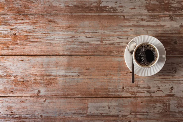 茶杯与茶托和勺子在复古木材表面 复制空间 有选择的重点 — 图库照片#
