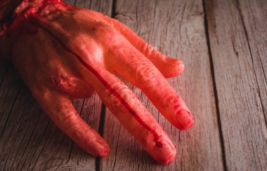 Parmağı olmayan kanlı Cadılar Bayramı eli. Seçici odaklanma. Boşluğu kopyala.