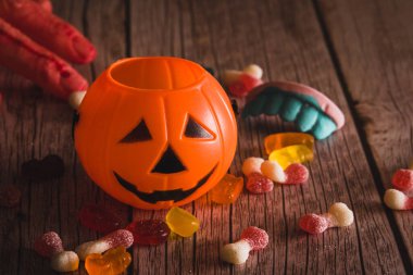 Cadılar Bayramı balkabağı sepeti ve çocuklar için şeker. Seçici odaklanma. Boşluğu kopyala.