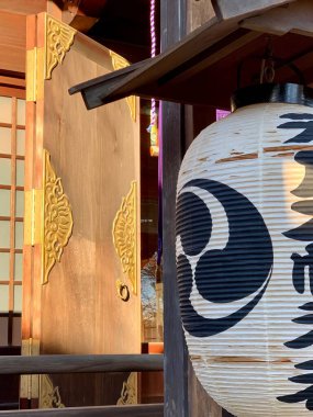 Kapısı olan eski bir fener