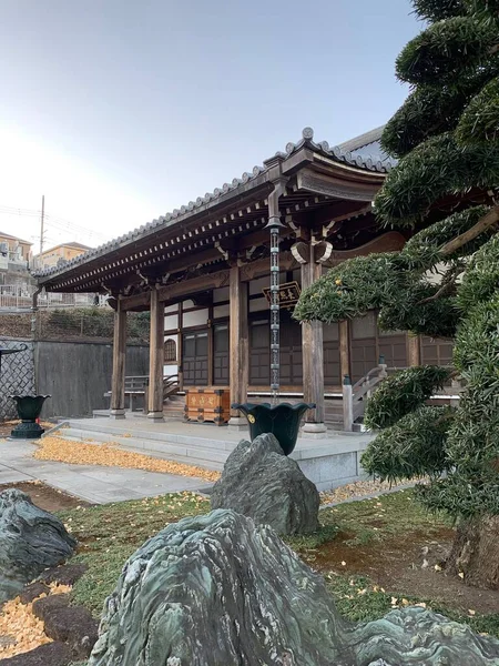 ガター付きの日本の寺院 — ストック写真