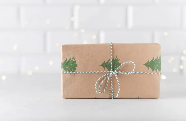 Kerstcadeautjes minimalistisch inpakken met Fir Branches op grijze achtergrond met kopieerruimte, Wintervakantie concept — Stockfoto