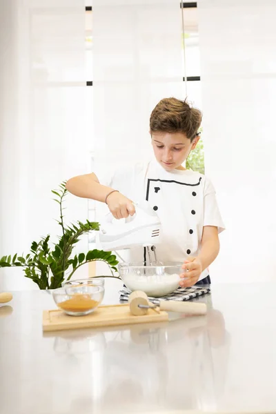 Sağır Çocuk Işitme Cihazıyla Yemek Yapmayı Öğreniyor — Stok fotoğraf