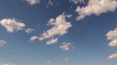 Mavi gökyüzünde beyaz bulutlar. Yazın kabarık beyaz bulutlar. Arka plan için mükemmel. Kümülüs bulutları düz bazlı bulutlardır ve genellikle kabarık, pamuk gibi veya tüylü olarak tanımlanırlar.
