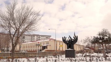 Erzurum, Türkiye 03. 02 2021 Kar ve buz bir el heykelinin üzerinde. Kışın soğuk hava -50 santigrat derece. Eski bina. Türkiye 'ye git. Kış, kar yağışı. Dondur, dondur, dondur