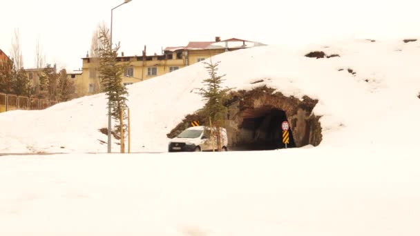 Coche Pasa Bajo Puente Antiguo Cubierto Nieve Invierno Erzurum Turquía — Vídeos de Stock