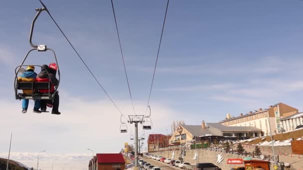 在一个冬季度假胜地担任主席 Palandoken山 Erzurum在火鸡 两个人坐在主席台上 Erzurum的冬季气温可达 50摄氏度 — 图库视频影像