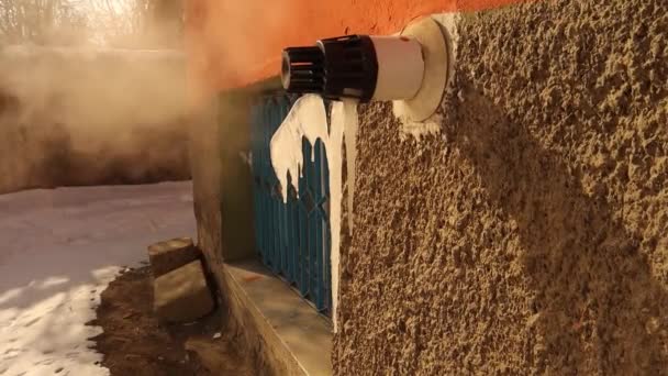 Erzurum 날씨는 도입니다 가스로 작동하는 프레지 굴뚝에서 증기를 얼린다 — 비디오