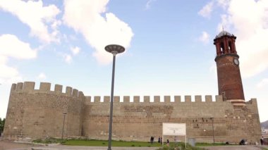 Erzurum Şatosu (Türkçe: Erzurum Kalesi). Türkiye seyahati, Erzurum İslam tarihi binası. Erzurum, Türkiye 'de 05.25.2021