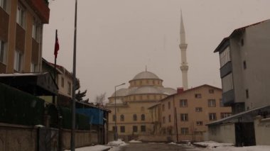 Hindi yolculuğu. Erzurum, Türkiye 02 'de. - 05. 2021 yılı. Camiye kar yağıyor, kar yağıyor. Soğuk hava - 8 derece santigrat, kış mevsimi. Dondur, dondur, dondur, dondur, dondur..