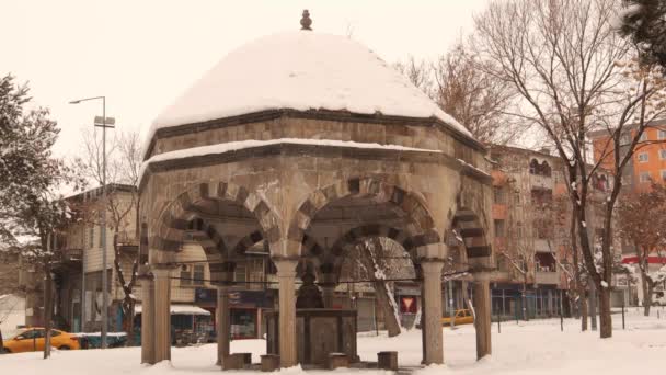 Erzurum Στην Τουρκία 2021 Χιόνι Πέφτει Ένα Θόλο Πάνω Από — Αρχείο Βίντεο