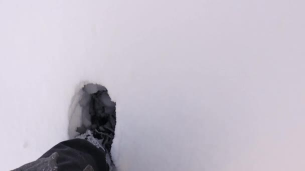 Cámara Lenta Hombre Caminando Una Nieve Profunda Hasta Rodilla Clima — Vídeo de stock