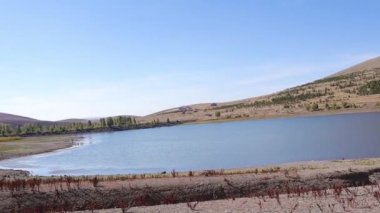 Turkuaz suyu olan dağ gölü. Dağları ve gölü olan güzel bir bahar manzarası. Hindi gezisi. Erzurum, Türkiye 10 'da. - 10. 2020