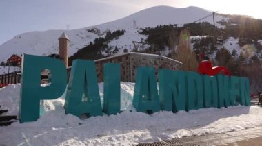 Palandoken Dağı bir kayak merkezidir. Erzurum, Türkiye 'de 03.05.2021 Türkçe: Palandken, dağlarda kış tatili. Erzurum 'da kış sıcaklığı -50 dereceye ulaşabilir