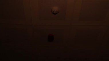Binaya girildiğinde alarm sinyali ve yanında da duman dedektörü. Duman dedektörü: otomatik olarak duman tespit eden ve varlığına dair uyarı veren yangın koruma cihazı