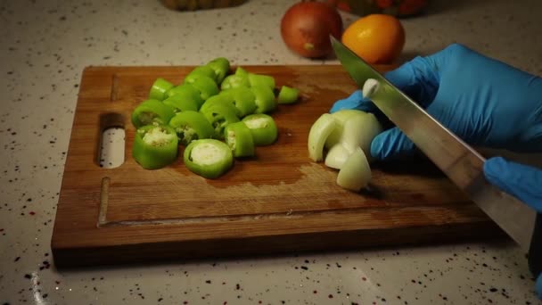 Bir Ailesi Için Sağlıklı Yiyecekler Hazırlar Soğan Biber Limon Gibi — Stok video