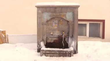 Erzurum, Türkiye 'de Antik su kaynağı (Türkçe: Su Kaynak). Antik İslami yapı, kışın soğuk hava -50 derece. Kar, donma, donma, donma, donma, buz
