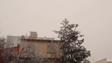 Erzurum, Türkiye 'de şiddetli kar yağışı var. Erzurum 'da sıcaklık -50 C' ye ulaşabilir. Şehirde doğal manzara çok güzel. Kar yağışı, kış turizmi. Buz, buz, donmuş