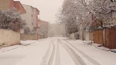 Erzurum, Türkiye 'de şiddetli kar yağışı var. Bu şehirdeki sıcaklık -50 C 'ye 5 saniyede ulaşabilir. Videoda uçan bir kuş (saksağan) var. Sokakta kimse yok. Kar yağışı, kış turizmi. Doğa