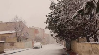Erzurum, Türkiye 'de şiddetli kar yağışı var. Bu şehirde sıcaklık -50 C 'ye ulaşabilir. Videonun başında uçan bir kuş (saksağan) var. Sokakta kimse yok. Kar yağışı, kış turizmi. Doğa
