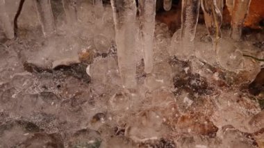 Erzurum, Türkiye 'de donmuş çimenler. Bu şehirde sıcaklık -50 C 'ye ulaşabilir. Güzel doğal manzara. Kış turizmi. Buz, donma, donma. Vahşi doğa, vahşi yaşam
