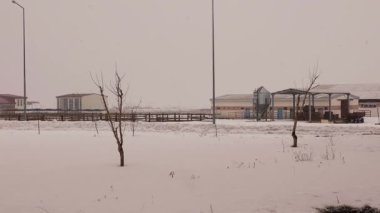 Türkiye 'nin Erzurum ilçesinde, Equestrian merkez yakınlarında meydana gelen Soğuk Kış Tipi sırasında. Kar yağarken panorama. Her yer karla kaplı. Kış manzarası. donmuş don