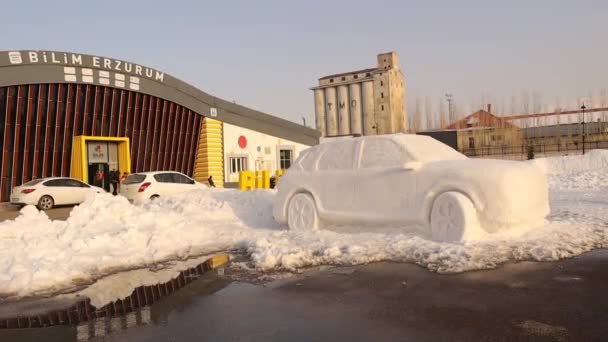 トルコのエルズルム 2022エルズルム科学センターの雪の車の彫刻の前 トルコ語 Bilim Erzurum Winter 寒い天候 — ストック動画