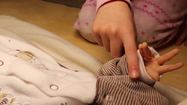 Novorozené Dítě Ruka Snaží Držet Jeho Sestra Ruku Jako Symbol — Stock video