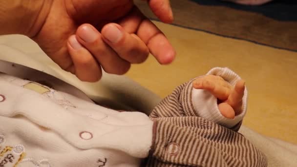 Nowo Narodzone Dziecko Próbuje Trzymać Ojca Rękę Jako Symbol Rodzinnej — Wideo stockowe