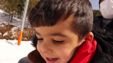 Aile tatili. Baba ve oğul birbirleriyle eğleniyorlar. Türkiye 'nin Erzurum kentindeki Palandoken dağlarında kar tepeli bir yamaçta kızak süren iki çocuk. Kayak merkezindeki bir yamaçta kayak yapan çocuk.