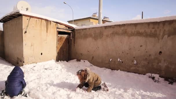 Ευτυχισμένα Παιδιά Παίζουν Στο Χιόνι Χειμώνα Εξωτερικούς Χώρους Αδέρφια Διασκεδάζουν — Αρχείο Βίντεο