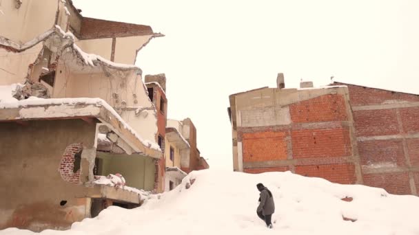 Hombre Explora Edificio Abandonado Con Techo Derrumbado Zona Del Desastre — Vídeo de stock