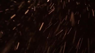 Şiddetli bir kar fırtınası sırasında gece kar yağar. Kar taneleri güçlü rüzgarlarla beyaz çizgiler oluşturur. Kar fırtınası, kara arka planda kar fırtınası. Yavaş çekim, kış, Kar Tanesi. Dönen parçacıklar hareket etti