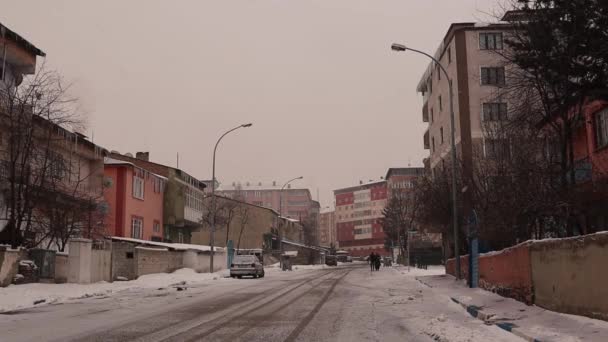 土耳其埃尔祖鲁姆的大雪 你也可以看到屋顶的冰坝 这个城市的气温可能会达到零下50度 下雪的时候街上走着不显眼的人 — 图库视频影像