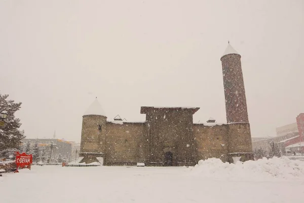 Türkiye 'de kar fırtınası sırasında Erzurum. Yakutiye Okulu (Türkçe: Yakutiye Medrese). Türkiye seyahati, Yakutiye medresesi, Yakutiye medresesi. İslami antik bina. Erzurum seyahati