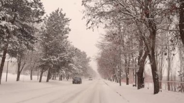 Erzurum, Türkiye. Bir kar fırtınası sırasında arabalar yolda yavaş sürer. Şiddetli bir kar fırtınası sırasında kar yağar. Kar fırtınası, kar fırtınası, kar tanesi