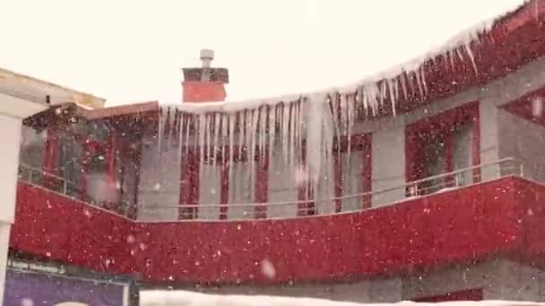 在一场暴风雪中 土耳其的Erzurum你还可以在房子的阳台上看到大屋顶的冰坝 冬季的共同景观 摄氏50度 暴风雪 — 图库视频影像